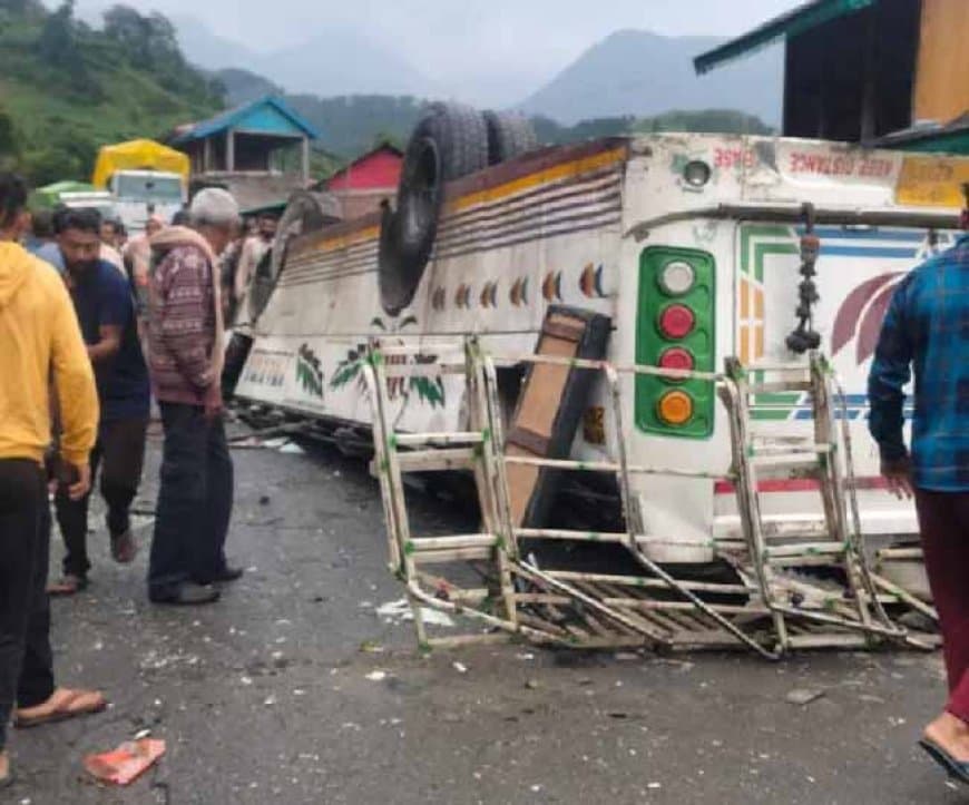 हिमाचल प्रदेश में भीषण हादसा: सड़क से फिसलकर सौ फीट नीचे खाई में गिरी बस... आठ लोगों की मौत