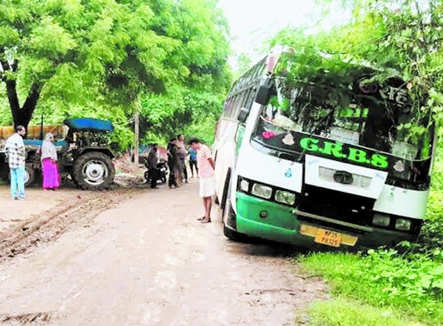 ककरहटी-देवेंद्रनगर मार्ग पर हादसा टला, 30 यात्रियों से भरी बस क्षतिग्रस्त क्रॉसिंग पर सड़क से उतरी