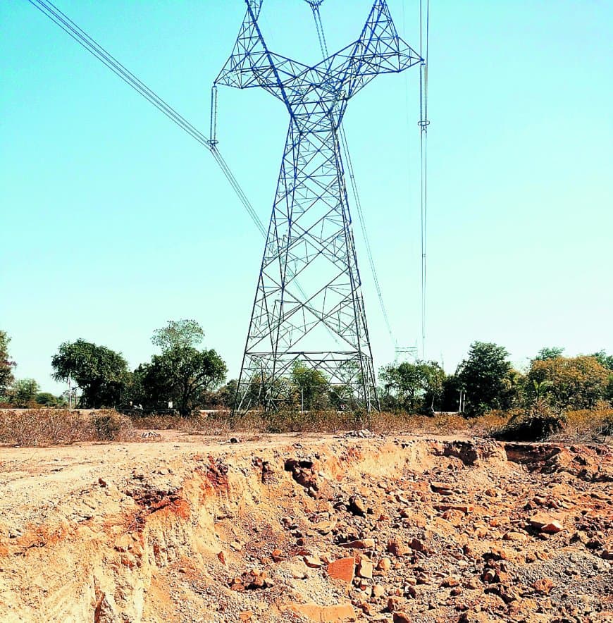 400 केवी टावरों की नींव के पास धड़ल्ले से मिट्टी उत्खनन, हादसे का बढ़ा खतरा सतना में