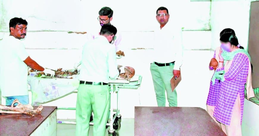 मर्चुरी में स्कूली छात्राओं की मौजूदगी से उठे सवाल, पोस्टमार्टम विभागाध्यक्ष को नोटिस, मांगा गया स्पष्टीकरण