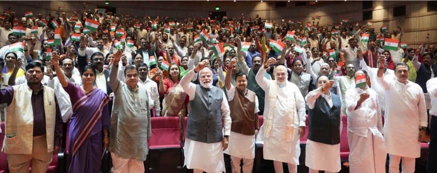 संसद परिसर में एनडीए-कांग्रेस का प्रदर्शन: राहुल गांधी को लेकर प्रियंका और भाजपा सांसद आमने-सामने