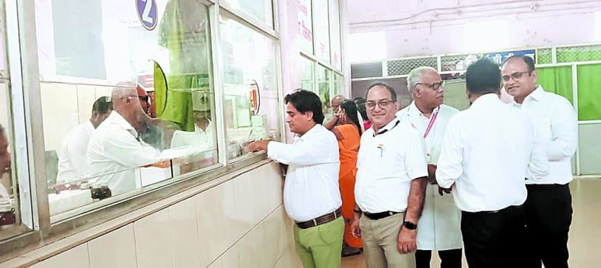 जिला अस्पताल में ऑनलाइन ओपीडी का पायलट शुरू, डॉक्टरों ने खुद पर्ची कटाकर परखी पूरी प्रक्रिया