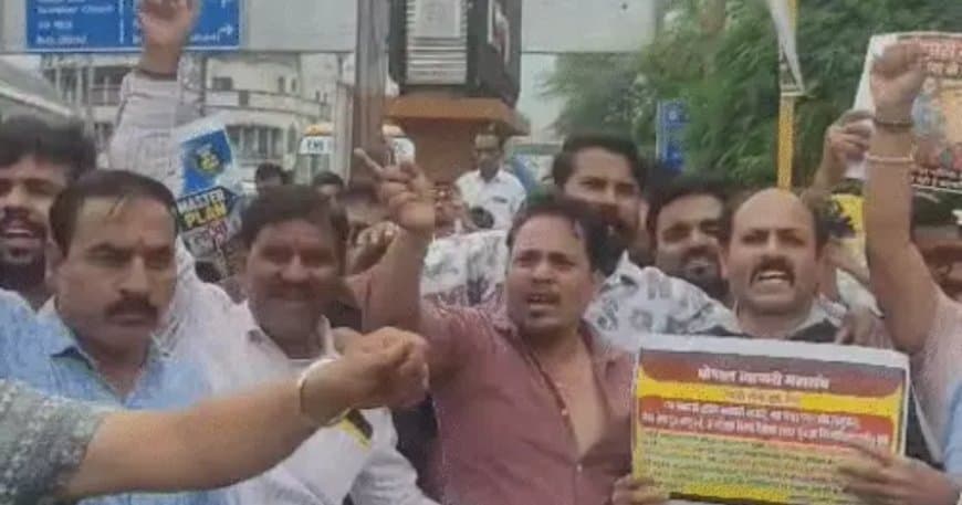 भोपाल में कमर्शियल सीलिंग के खिलाफ व्यापारियों का चक्काजाम, मास्टर प्लान और नियमितीकरण के लिए आवाज बुलंद की