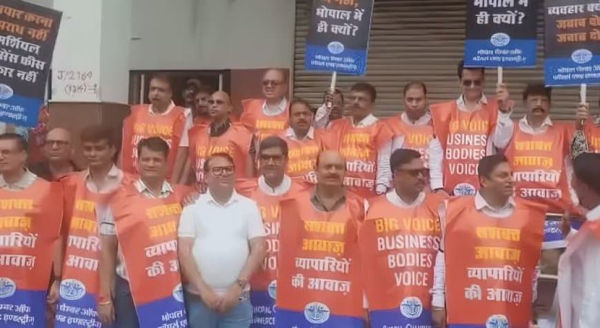 भोपाल में कमर्शियल लाइसेंस शुल्क का विरोध: व्यापारियों ने निगम कार्यालय पर दिया धरना, टैक्स वापसी की मांग