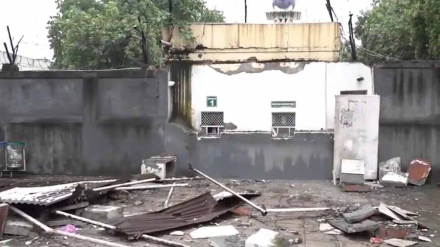 इस्लामाबाद की हरकत का भारत ने बुलडोजर से दिया जवाब, पाक हाई कमीशन के बाहर सुरक्षा घेरा हटाया