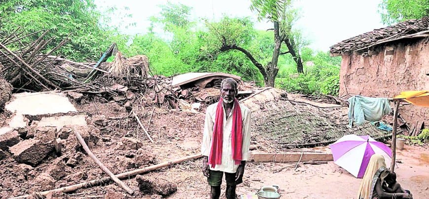 रीवा के तराई गांवों में बाढ़ का कहर, 40 कच्चे मकान ढहे और परिवार बेघर