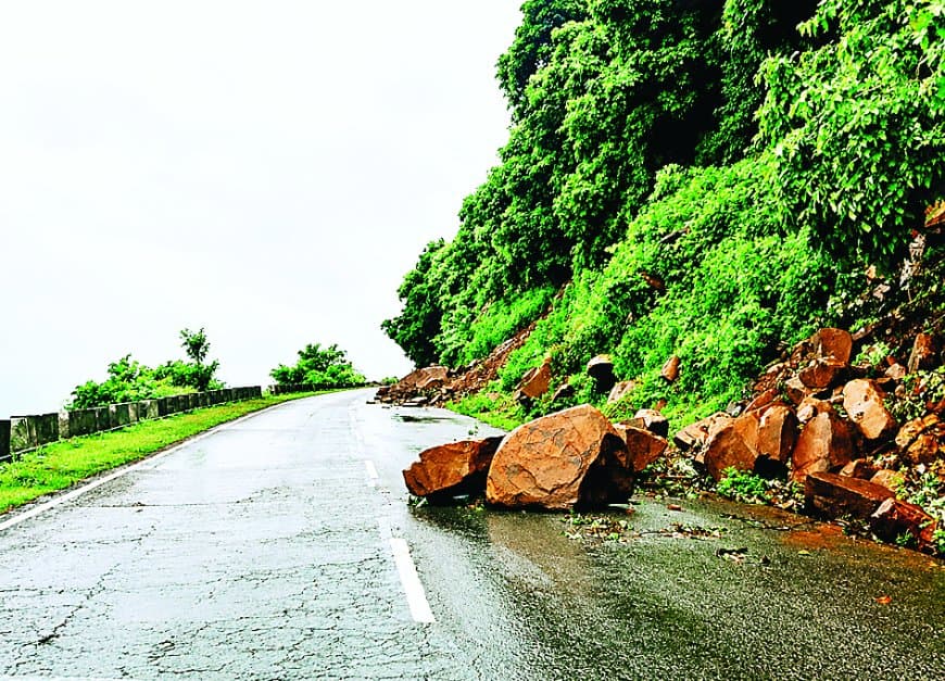 सीधी में बारिश ने बढ़ाया सड़क धंसने का खतरा, शिकारगंज-भंवरसेन मार्ग पर मिट्टी कटाव तेज