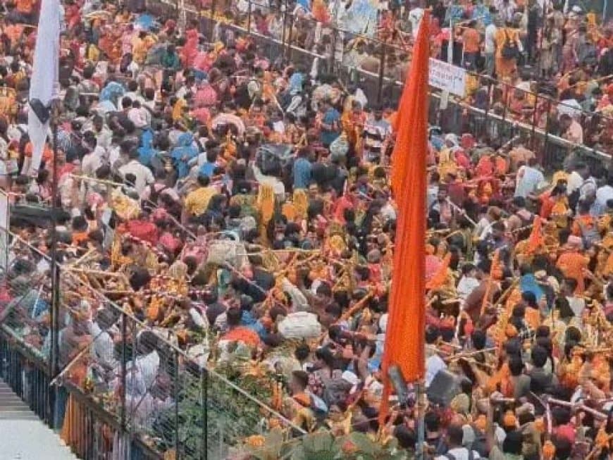 कुबेरेश्वर धाम: दावों के बीच चरमराई व्यवस्थाएं, श्रद्धालु को हार्ट अटैक...डॉक्टरों ने कंधे पर उठाकर पहुंचाया