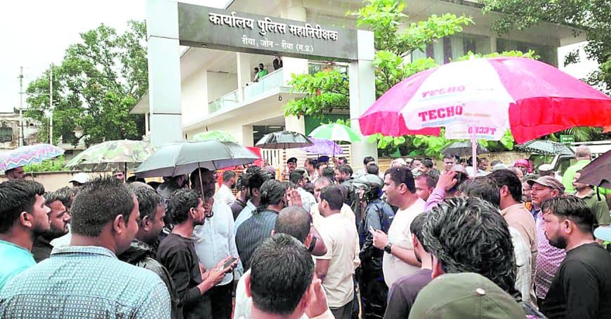रीवा में व्यापारियों का पुलिस के खिलाफ मोर्चा, थाना प्रभारी निलंबन और आरक्षक पर एफआईआर की मांग तेज