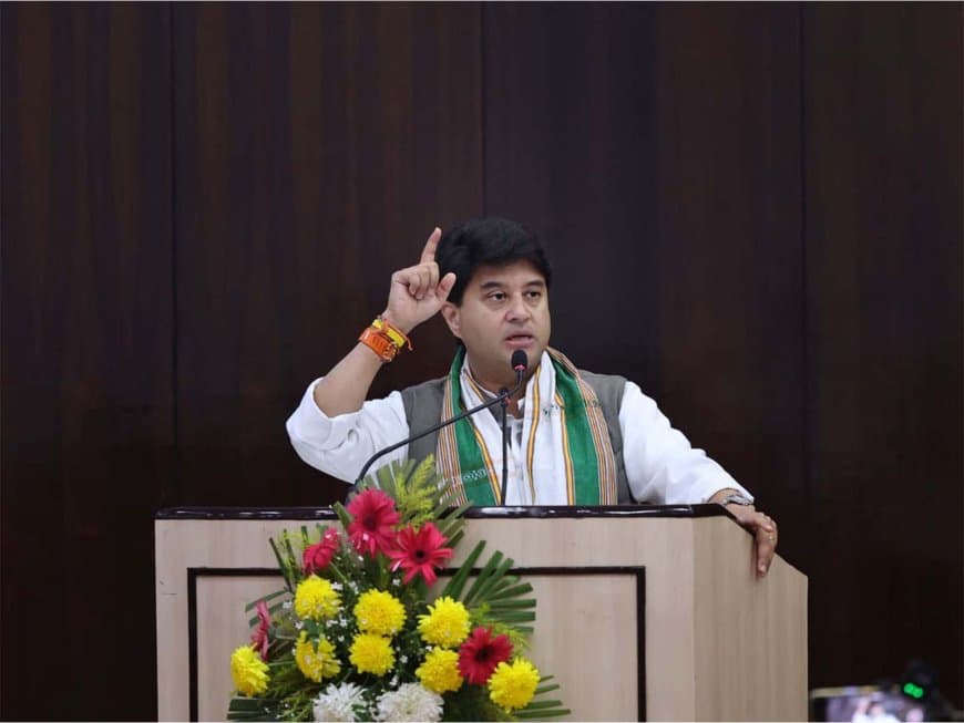 मध्यप्रदेश: इंदौर पहुंचे केंद्रीय मंत्री सिंधिया ने कहा-वंदे मातरम का विरोध करने वाला माना जाएगा राष्ट्रविरोधी