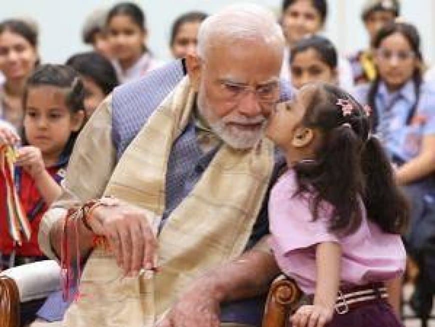 स्कूली बच्चियों के संग पीएम मोदी ने मनाया रक्षा  बंधन,    हंसी मजाक किया, अपने बचपन के सपने के बारे में बताया