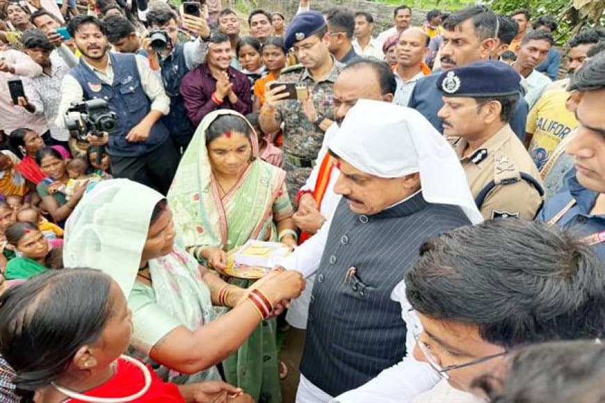 'जन विश्वास अभियान' :  25 साल बाद  नक्सल प्रभावित बोंदारी गांव पहुंचे सीएम मोहन,   225 करोड़ के विकास कार्यों का ऐलान