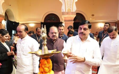 लैपटॉप वितरण समारोह: सीएम ने कहा- योग्य युवाओं के राजनीति में आने से तैयार होगा बेहतर नेतृत्व 