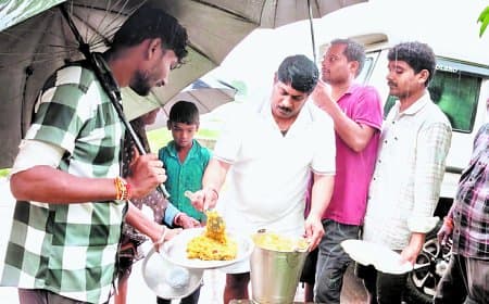 बाढ़ पीड़ितों के लिए राहत अभियान तेज, भोजन से आश्रम तक मदद का हाथ बढ़ा
