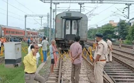 बिहार: महानंदा एक्सप्रेस के दो डिब्बे पटरी से उतरे... दूसरे ट्रैक पर पहुंची ट्रेन... आरा स्टेशन प्रबंधक पर गिरी गाज 