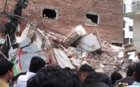 दक्षिण दिल्ली के सत्य निकेतन में मूसलाधार बारिश के बीच भरभराकर गिरी इमारत, मलबे में कई लोगों के दबे होने की आशंका
