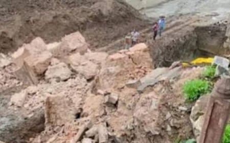 उज्जैन में 14वीं सदी का ऐतिहासिक महाकाल द्वार ढहा, स्मार्ट सिटी के काम पर उठे सवाल
