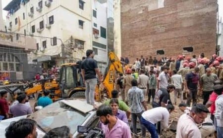 दिल्ली में पांच मंजिला पीजी इमारत ढही: अब तक छह लोगों की मौत, मलबे में जिंदगी के तलाश रहे सुराग 
