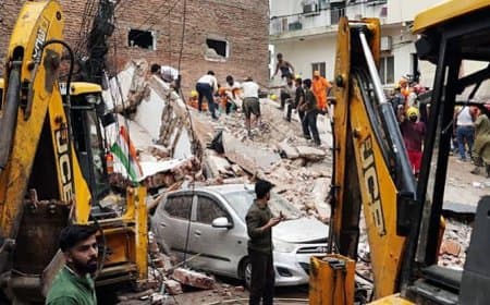 दिल्ली सत्य निकेतन इमारत हादसा: 7 की मौत, MCD के 5 अधिकारी निलंबित, मालिक गिरफ्तार
