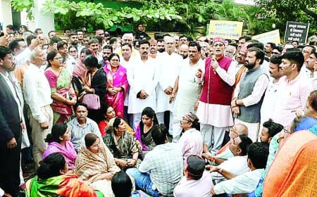 उपमुख्यमंत्री आवास में हंगामे के विरोध में सड़क पर उतरे भाजपाई, युवा कांग्रेस पर एफआईआर