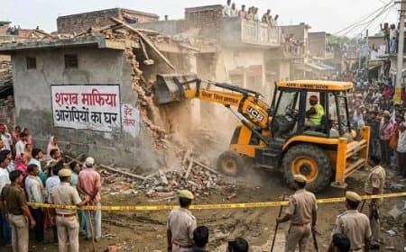 सागर जहरीली शराब कांड: 29 लोगों की मौत के बाद जागे जिम्मेदार, मुख्य आरोपियों के घर चला बुलडोजर