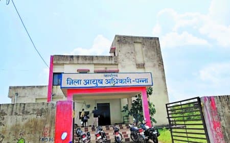 पन्ना में नवनिर्मित आयुष भवन की छत से टपका पानी, निर्माण गुणवत्ता पर उठे गंभीर सवाल