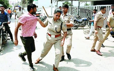 रीवा के निजी अस्पताल के सामने प्रदर्शन पर हंगामा, पुलिस से धक्का-मुक्की के बाद पांच हिरासत में