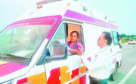 सीएमएचओ ने सड़क पर रुकवाकर 108 एंबुलेंस जांची, मरीजों से लिया सेवाओं का सीधा फीडबैक
