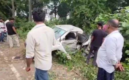 उत्तरप्रदेश: आजमगढ़ में पेड़ से टकराई स्विफ्ट डिजायर, तीन लोगों की मौत... छह गंभीर रूप से घायल