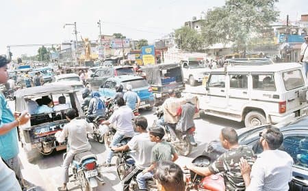 स्मार्ट सिटी में गड्ढों और जाम का जाल, रीवा रोड पर एक किलोमीटर में लगता घंटों समय