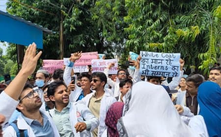 MP News: एमबीबीएस के बाद आयुष इंटर्न डॉक्टरों ने बढ़ाया पारा, भोपाल कलेक्ट्रेट का घेराव कर स्टाइपेंड बढ़ाने की मांग