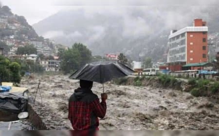 कुदरत का कहर: केदारनाथ मार्ग पर भूस्खलन... 4000 यात्री फंसे; यूपी में बारिश-आंधी से अब तक 29 की मौत