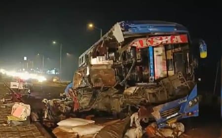 अहमदाबाद-वडोदरा एक्सप्रेसवे पर बस-ट्रक की भीषण टक्कर... पांच यात्रियों की मौके पर ही मौत 