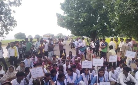 मध्यप्रदेश: डिंडोरी में सड़क की मांग को लेकर छात्र-छात्राओं और ग्रामीणों ने किया चक्का जाम, स्टेट हाईवे पर थमे पहिए