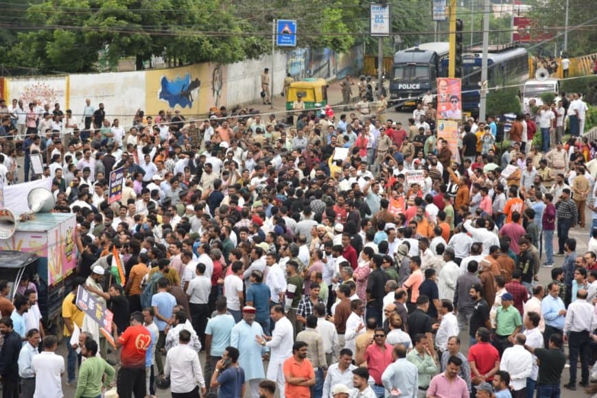 Bhopal News: रहवासी इलाकों में कमर्शियल सीलिंग के खिलाफ व्यापारियों का प्रदर्शन, रोशनपुरा पर हंगामा