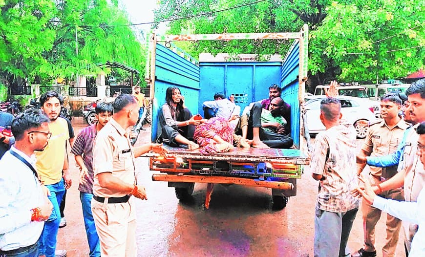 रीवा-सीधी मार्ग पर भीषण बस-बल्कर भिड़ंत, पांच की मौत, 20 घायल; तीन आईसीयू में भर्ती