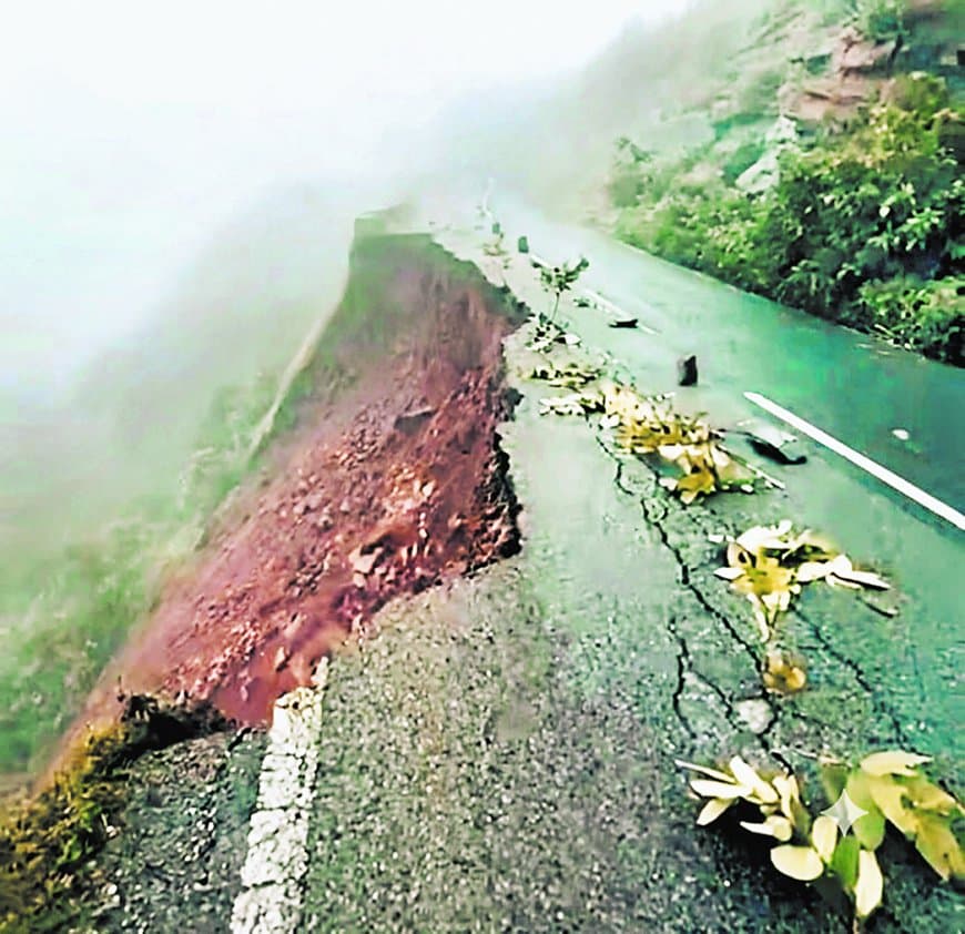 कैमूर पहाड़ में भूस्खलन से अमिलिया-हनुमना मार्ग खतरनाक, भारी वाहनों की आवाजाही पर रोक