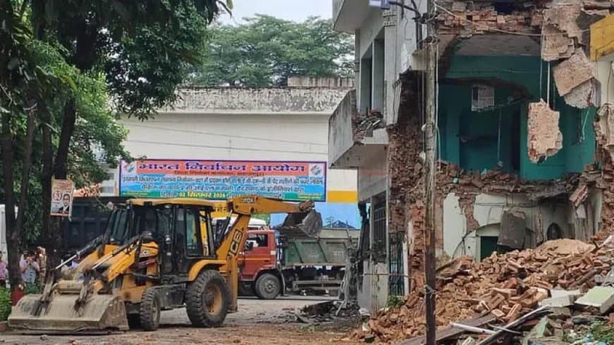 उत्तरप्रदेश: जिला जज न्यायालय के फैसले के बाद ... सहारनपुर कलेक्ट्रेट मस्जिद पर चलता बुलडोजर