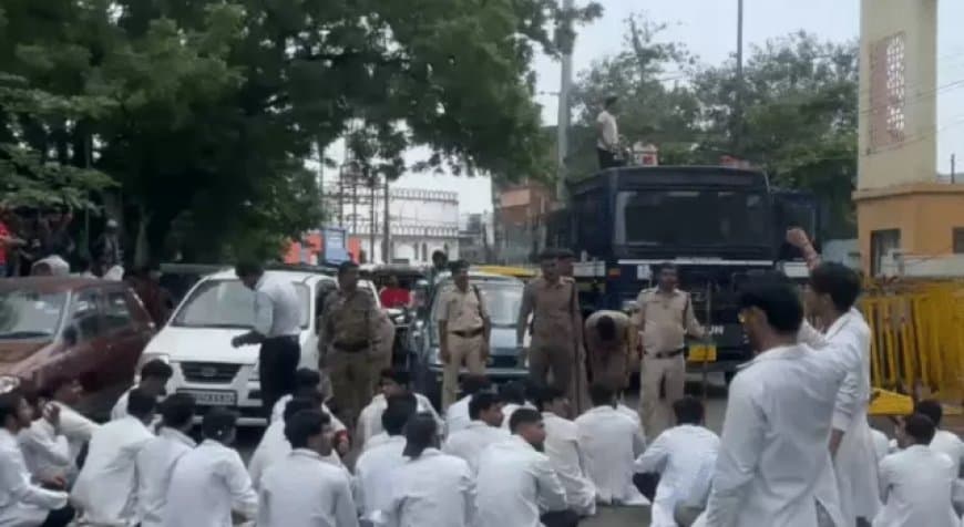 MP Intern Doctors Protest: स्टाइपेंड बढ़ाने की मांग पर अड़े इंटर्न डॉक्टर, पुलिस से झड़प और वाटर कैनन का इस्तेमाल
