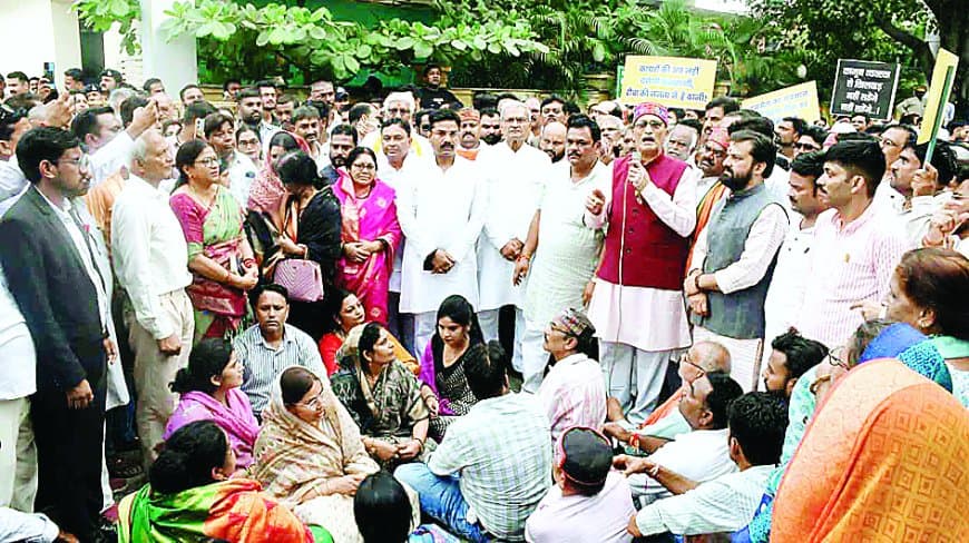 उपमुख्यमंत्री आवास में हंगामे के विरोध में सड़क पर उतरे भाजपाई, युवा कांग्रेस पर एफआईआर