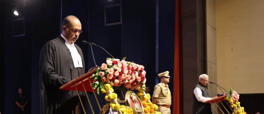 मध्यप्रदेश हाईकोर्ट को मिले 30वें चीफ जस्टिस: जस्टिस अल्पेश यशवंत कोगजे ने लोकभवन में ली शपथ