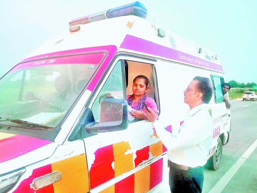 सीएमएचओ ने सड़क पर रुकवाकर 108 एंबुलेंस जांची, मरीजों से लिया सेवाओं का सीधा फीडबैक
