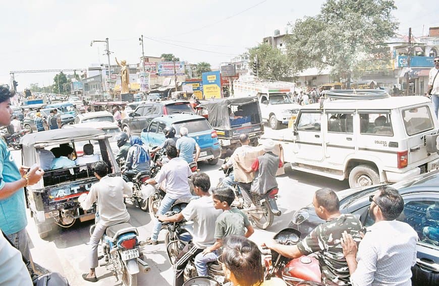 स्मार्ट सिटी में गड्ढों और जाम का जाल, रीवा रोड पर एक किलोमीटर में लगता घंटों समय