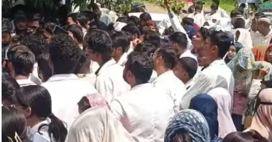 MP News: एमबीबीएस के बाद आयुष इंटर्न डॉक्टरों ने बढ़ाया पारा, भोपाल कलेक्ट्रेट का घेराव कर स्टाइपेंड बढ़ाने की मांग