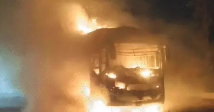 नोएडा यमुना एक्सप्रेस-वे बस हादसा: चलती AC बस में आग लगने से 9 यात्रियों की मौत, महोबा जा रही थी गाड़ी