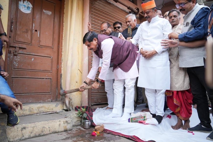 सिंहस्थ 2028: सीएम डॉ. मोहन यादव ने खुद अपने पैतृक मकान पर चलाई कुदाल, मुआावजा लेने से भी किया इंकार