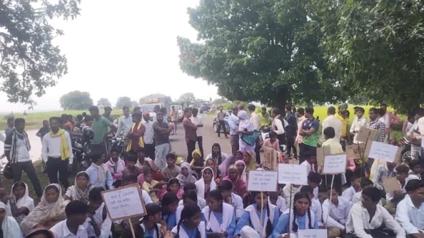 मध्यप्रदेश: डिंडोरी में सड़क की मांग को लेकर छात्र-छात्राओं और ग्रामीणों ने किया चक्का जाम, स्टेट हाईवे पर थमे पहिए
