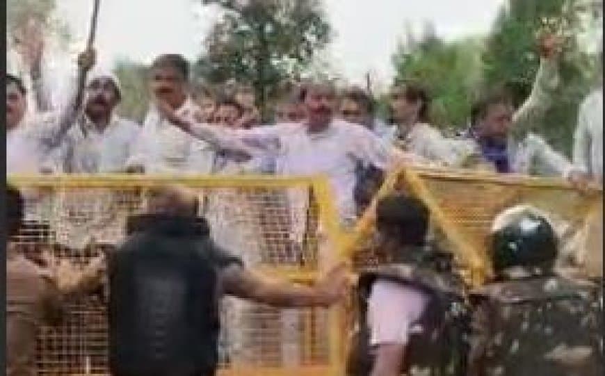 कांग्रेस का उग्र प्रदर्शन: EC के इस्तीफे की मांग को लेकर बवाल, पुतला दहन और वाटर कैनन का इस्तेमाल
