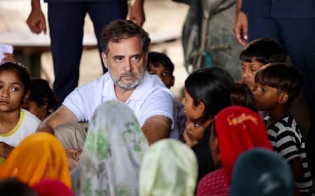 बालाघाट दौरा: कुपोषण से मृत आदिवासी बच्चों के परिवारों से राहुल ने की मुलाकात