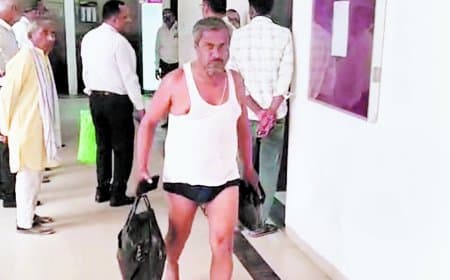एसडीएम कार्यालय में पांच साल से लंबित पट्टा फाइल पर भड़के अधिवक्ता, अर्धनग्न होकर धरने पर बैठे